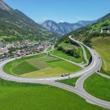La route qui mène au tunnel